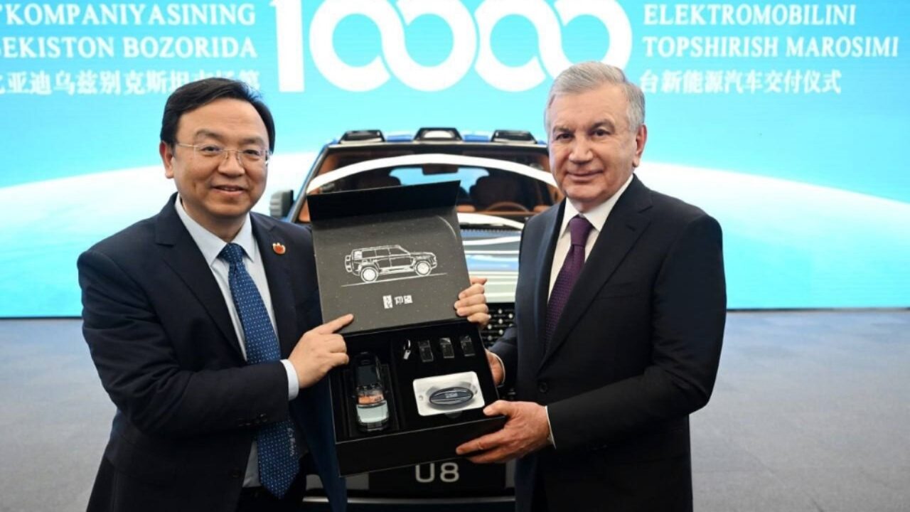 Узбекистан начал сборку гибридов BYD: президенту страны подарили YangWang  U8 - Китайские автомобили